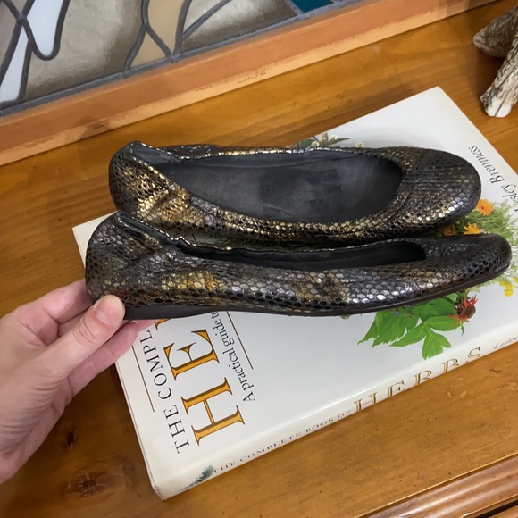 Stuart Weitzman Iridescent Snake Print Flats 7.5 - Picture 2 of 15